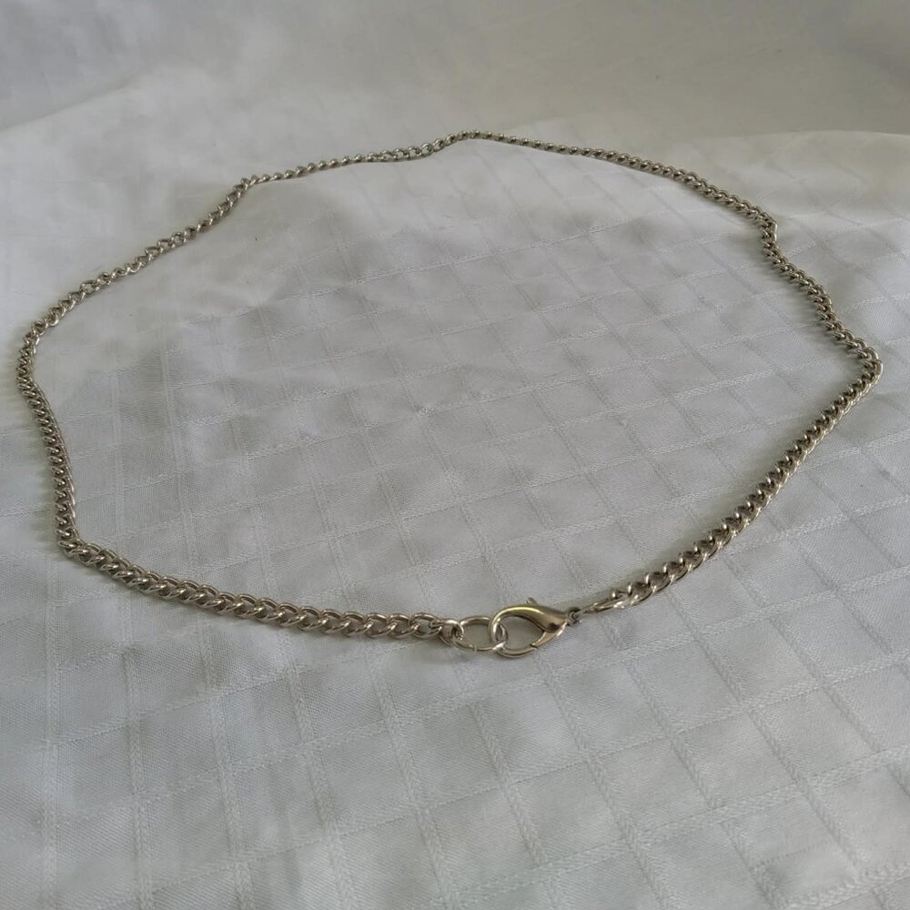 Pretty belt with high quality chain in a silver color 33 inches